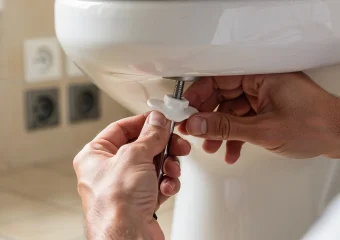 Losse toiletzitting repareren? Zo zit je weer stevig op het
