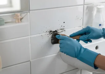 Schimmel in de badkamer? Zo pak je het zelf slim aan!