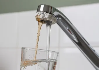 Warm water kraan sputtert? Zo los je lage waterdruk zelf op!