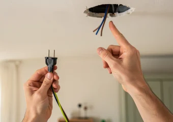 Plafondlamp zonder aarding: Dit moet je nú doen (stappenplan)