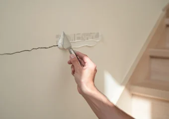 Horizontale scheuren bij je trap? Zo los je het zelf op!