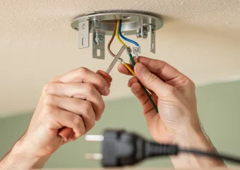 Plafondlamp veilig ophangen? Zo doe je dat zelf stapsgewijs!