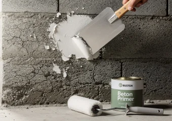 Losse spuitpleister op kaal beton? Zo herstel je het zelf!